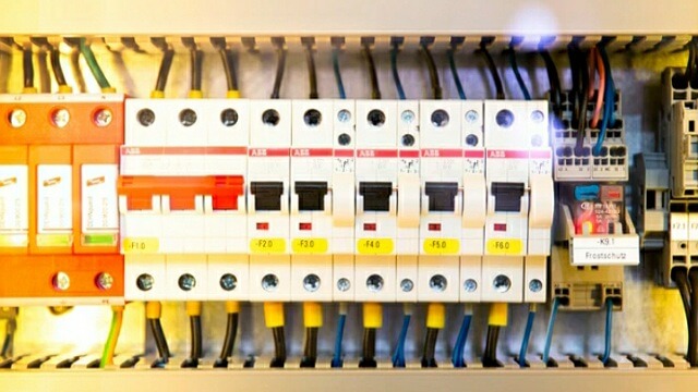 What causes power to go out for a few seconds? Switchgear Protection System 