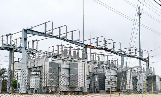 Why Neutral of the Transformer is Earthed? Does Neutral wire have any Voltage?