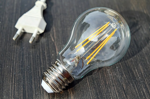 12 Amazing Facts About Electricity- an electric bulb