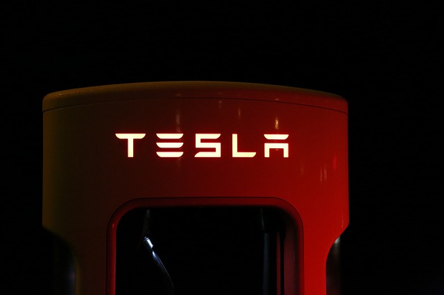 Normal car vs Electric car - Tesla Super Charger 